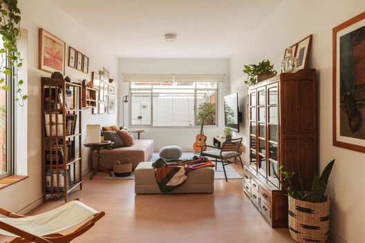 Residencia RAJ / Ricardo Gusmão Arquitetos Residencia RAJ / Ricardo Gusmão Arquitetos - Fotografía interior, Sala de estar, Estanterías, Madera, Sillones, Iluminación