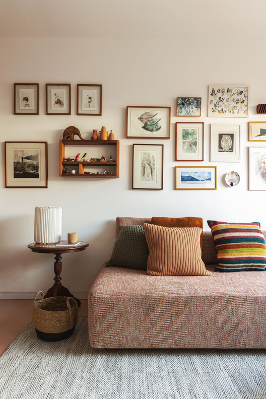 Residencia RAJ / Ricardo Gusmão Arquitetos Residencia RAJ / Ricardo Gusmão Arquitetos - Fotografía interior, Sala de estar, Sillones