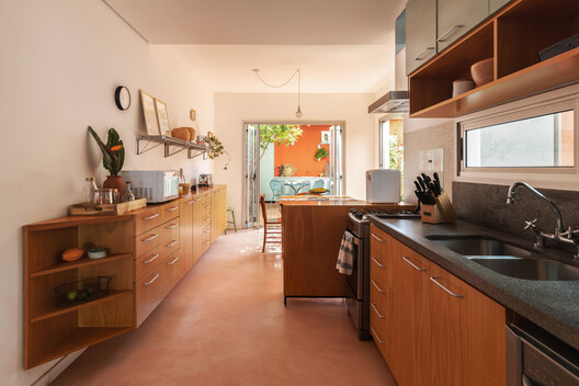 Residencia RAJ / Ricardo Gusmão Arquitetos Residencia RAJ / Ricardo Gusmão Arquitetos - Fotografía interior, Cocina, Encimera, Madera, Iluminación, Tarjas, Sillas