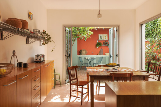 Residencia RAJ / Ricardo Gusmão Arquitetos Residencia RAJ / Ricardo Gusmão Arquitetos - Fotografía interior, Comedor, Madera, Mesas, Sillas, Iluminación