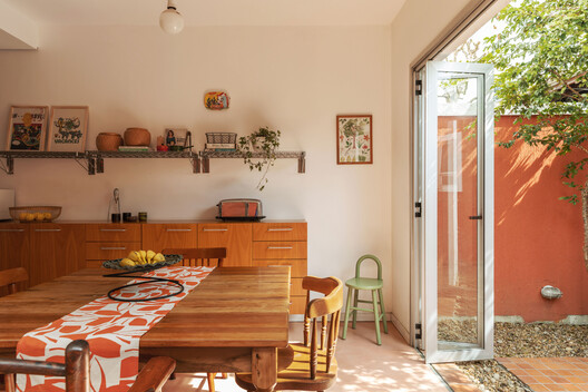 Residencia RAJ / Ricardo Gusmão Arquitetos Residencia RAJ / Ricardo Gusmão Arquitetos - Fotografía interior, Comedor, Madera, Mesas, Sillas, Iluminación