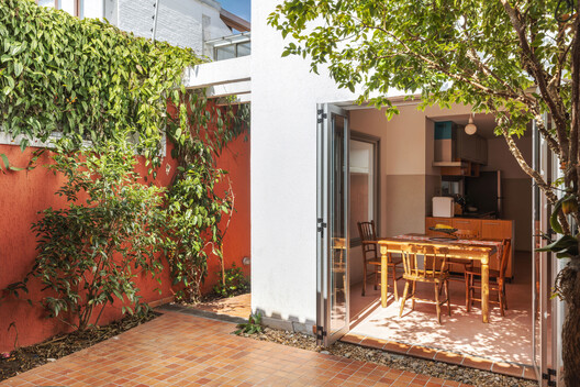 Residencia RAJ / Ricardo Gusmão Arquitetos Residencia RAJ / Ricardo Gusmão Arquitetos - Fotografía exterior, Puerta, Jardín, Balcón, Patio interior