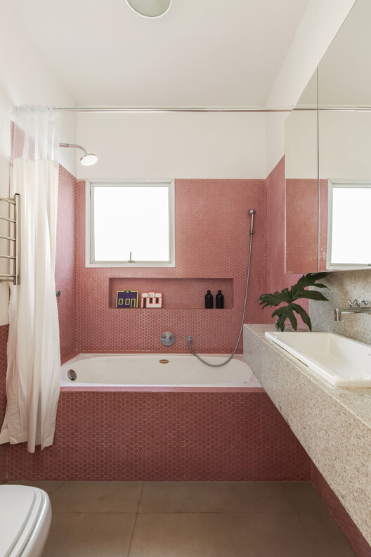 Residencia RAJ / Ricardo Gusmão Arquitetos Residencia RAJ / Ricardo Gusmão Arquitetos - Fotografía interior, Baño, Tarjas, Tinas