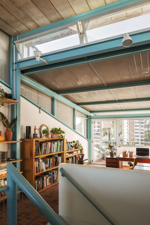 Residencia RAJ / Ricardo Gusmão Arquitetos Residencia RAJ / Ricardo Gusmão Arquitetos - Fotografía interior, Fijación Vigas, Vidrio, Sillas