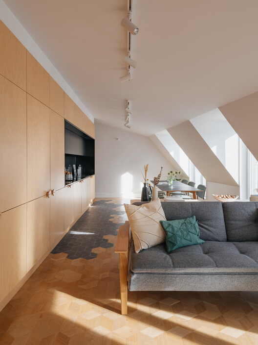 Edifício Belavista à Lapa 76 / ALA.rquitectos - Fotografia de Interiores, Sala de Estar, Madeira, Iluminação, Cadeira, Mesa