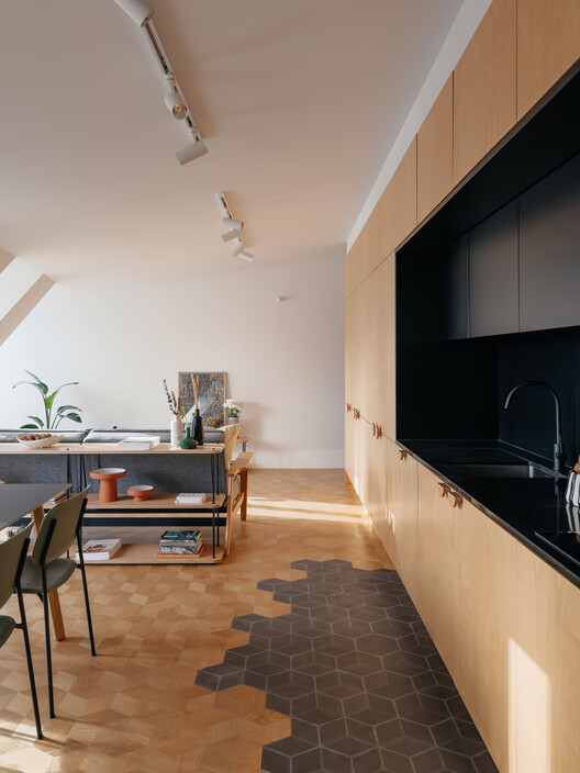 Edifício Belavista à Lapa 76 / ALA.rquitectos - Fotografia de Interiores, Cozinha, Madeira, Iluminação, Cadeira