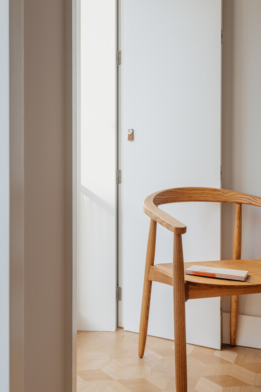 Edifício Belavista à Lapa 76 / ALA.rquitectos - Fotografia de Interiores, Madeira, Porta, Cadeira