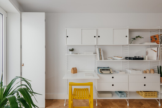 Edifício Belavista à Lapa 76 / ALA.rquitectos - Fotografia de Interiores, Cozinha, Prateleira, Cadeira, Mesa