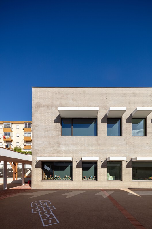 Escola Básica nº5 de Camarate / UMA Collective - Fotografia de Exterior, Fachada, Concreto