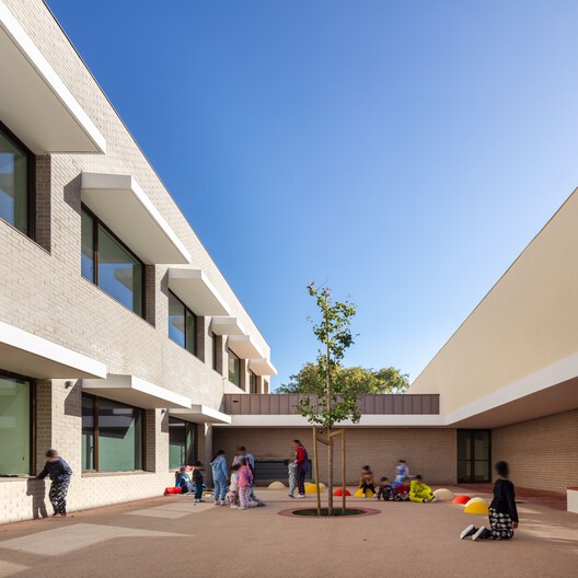 Escola Básica nº5 de Camarate / UMA Collective - Fotografia de Exterior