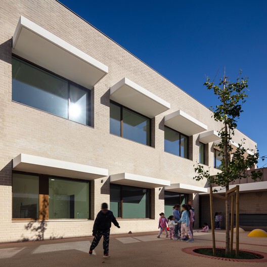 Escola Básica nº5 de Camarate / UMA Collective - Fotografia de Exterior, Concreto