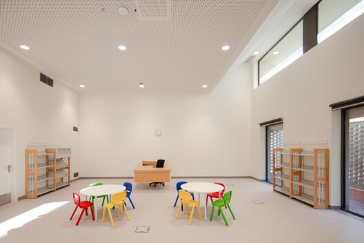 Escola Básica nº5 de Camarate / UMA Collective - Fotografia de Interiores, Madeira, Cadeira