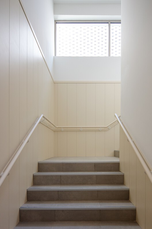 Escola Básica nº5 de Camarate / UMA Collective - Fotografia de Interiores, Escada, Madeira, Corrimão