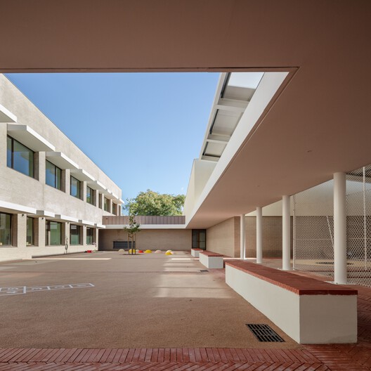 Escola Básica nº5 de Camarate / UMA Collective - Imagem 22 de 35