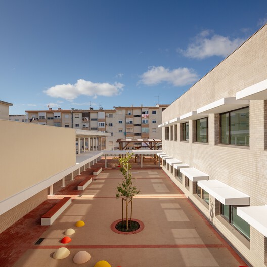 Escola Básica nº5 de Camarate / UMA Collective - Fotografia de Exterior, Aido