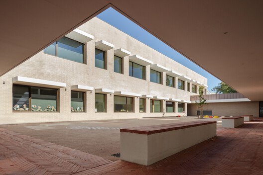 Escola Básica nº5 de Camarate / UMA Collective - Fotografia de Interiores, Concreto