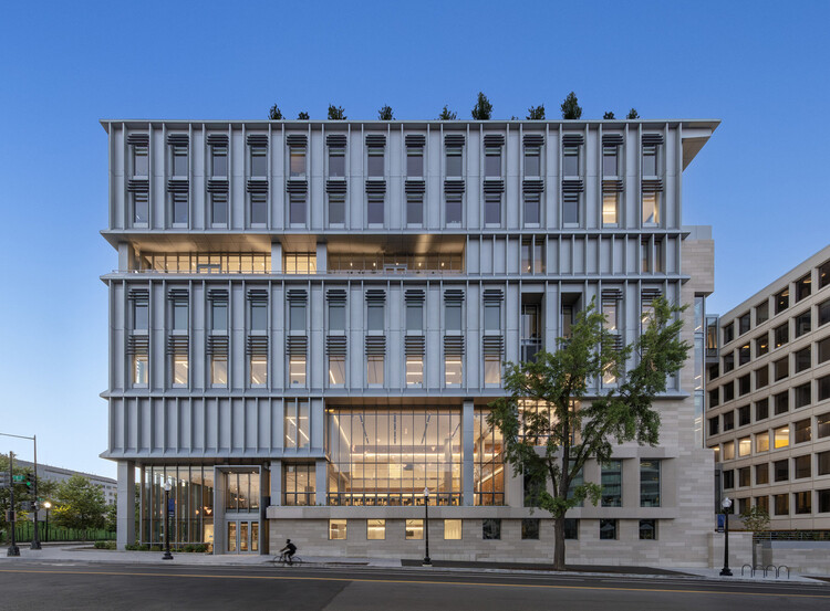 Playful and Ironic: The Legacy of Postmodernist Architecture in the United States - Image 7 of 24