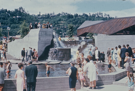 Playful and Ironic: The Legacy of Postmodernist Architecture in the United States - Image 12 of 24