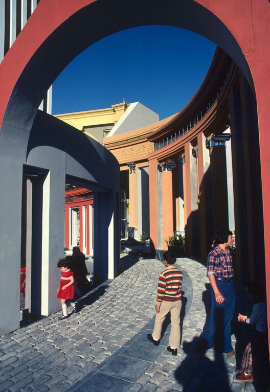 Playful and Ironic: The Legacy of Postmodernist Architecture in the United States - Image 10 of 24