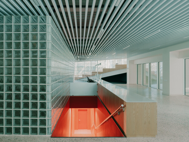 兹维亚德·加姆萨胡尔季阿总统中心 / Tsanava + Maisuradze + T-architects - 室内图, 楼梯, 玻璃