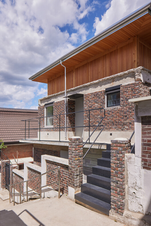 Painter N's House / a.co.lab Painter N's House / a.co.lab - Exterior Photography, Brick, Concrete, Balcony