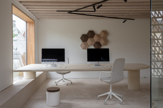 Zwarte Fles Residence / Vi.architectuur.atelier - Interior Photography, Living Room, Table, Chair