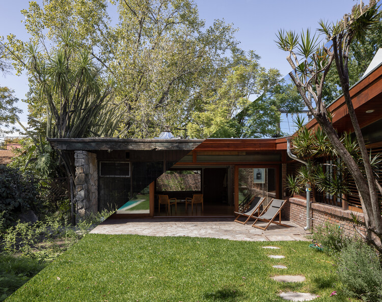 Casa HN / Agustín Mendiondo + Franco Riccheri - Foto 1 de 23