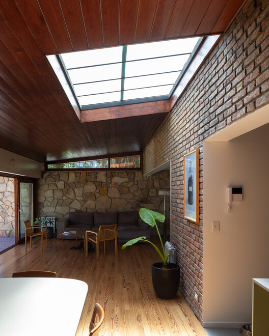 Casa HN / Agustín Mendiondo + Franco Riccheri - Fotografía interior, Madera, Ladrillo, Fijación Vigas