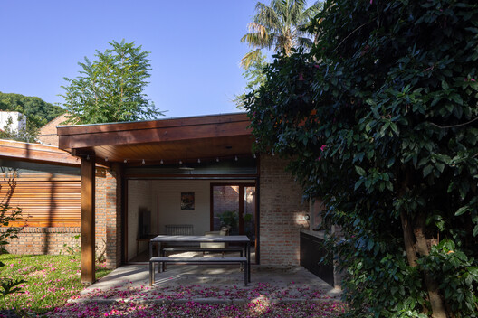 Casa HN / Agustín Mendiondo + Franco Riccheri - Fotografía exterior, Madera, Jardín, Patio interior, Patio