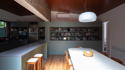 Casa HN / Agustín Mendiondo + Franco Riccheri - Fotografía interior, Cocina, Madera, Estanterías, Iluminación, Encimera, Sillas, Vidrio