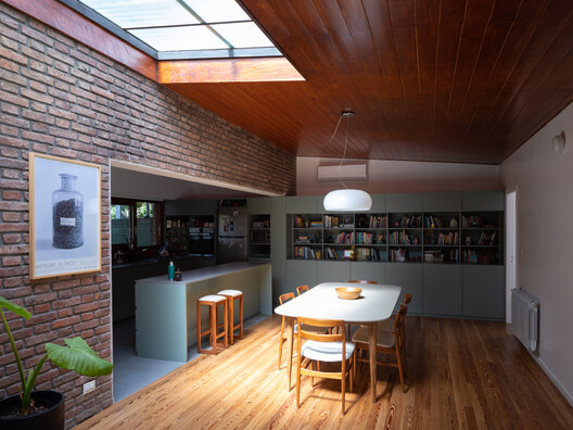 Casa HN / Agustín Mendiondo + Franco Riccheri - Fotografía interior, Cocina, Madera, Iluminación, Mesas, Sillas, Estanterías, Vidrio