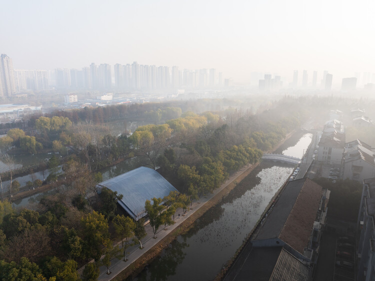 荆州城墙考古遗址展示馆 / 青微舍工作室 - 建筑图, 滨水