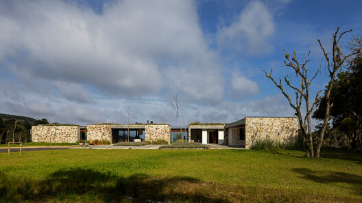 Casa Entre Peraus / Marchetti Bonetti+