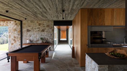 Casa Entre Acantilados / Marchetti Bonetti+ Casa Entre Acantilados / Marchetti Bonetti+ - Fotografía interior, Cocina, Madera, Concreto, Fijación Vigas
