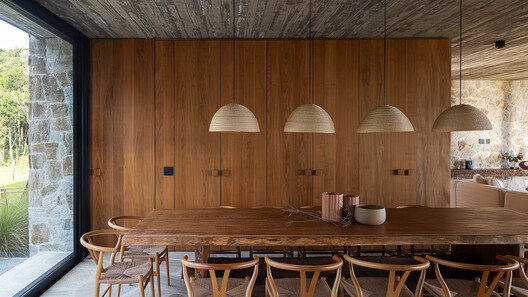 Casa Entre Acantilados / Marchetti Bonetti+ Casa Entre Acantilados / Marchetti Bonetti+ - Fotografía interior, Comedor, Madera, Mesas, Sillas