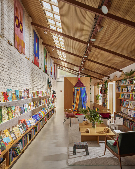 Cosmos House / Andréa Helou - Interior Photography, Closet, Shelving, Wood, Lighting
