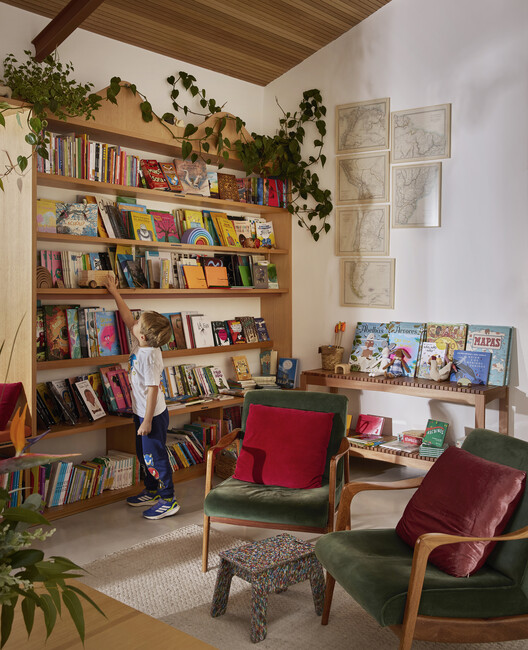 Cosmos House / Andréa Helou - Interior Photography, Closet, Shelving, Wood, Lighting, Chair