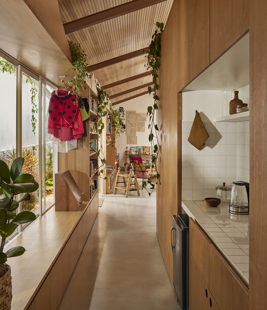 Cosmos House / Andréa Helou - Interior Photography, Kitchen, Wood, Shelving