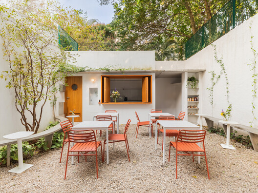 Cosmos House / Andréa Helou - Exterior Photography, Wood, Table, Chair, Patio, Courtyard
