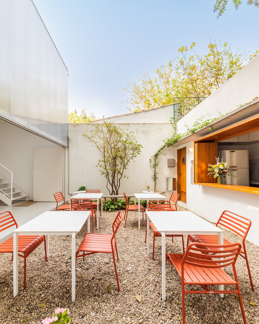 Cosmos House / Andréa Helou - Exterior Photography, Table, Chair, Patio, Courtyard