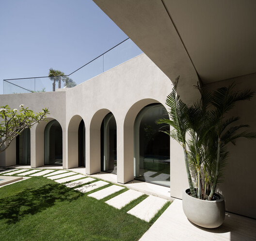 Shell House / Alhumaidhi Architects Shell House / Alhumaidhi Architects - Interior Photography, Concrete, Courtyard, Column, Arcade