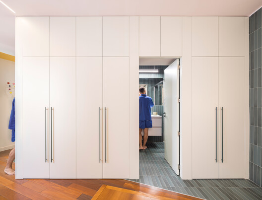 casa EME / gon architects - Fotografía interior, Armarios, Madera, Puerta, Iluminación, Vidrio