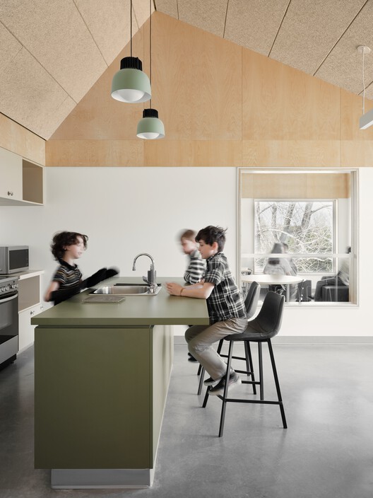 École de l’Étincelle – Lab École Saguenay / Agence Spatiale - Interior Photography, Kitchen, Countertop, Lighting, Chair