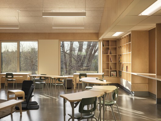 École de l’Étincelle – Lab École Saguenay / Agence Spatiale - Interior Photography, Dining room, Wood, Table, Chair, Glass