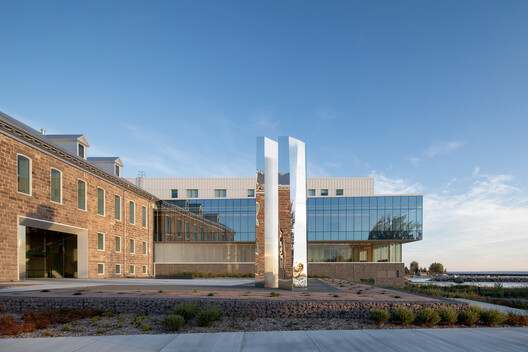 Roberval Courthouse / Groupe A - Image 1 of 28