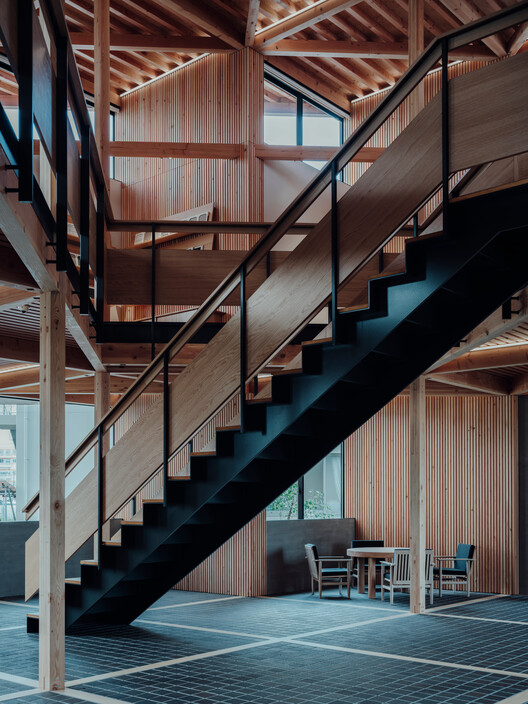KItoNOKO – NIKKO HOME Group Hiroshima Office / ure LLC KItoNOKO – NIKKO HOME Group Hiroshima Office / ure LLC - Interior Photography, Stairs, Wood, Beam, Handrail