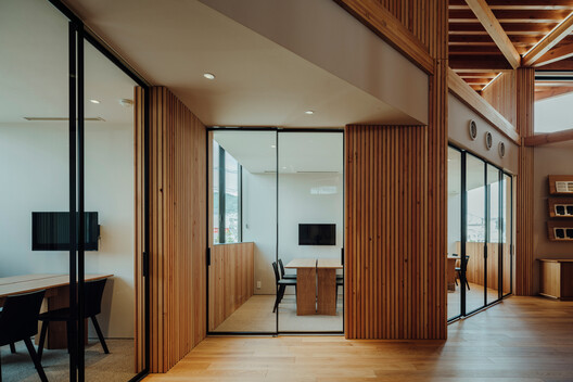 KItoNOKO – NIKKO HOME Group Hiroshima Office / ure LLC KItoNOKO – NIKKO HOME Group Hiroshima Office / ure LLC - Interior Photography, Wood