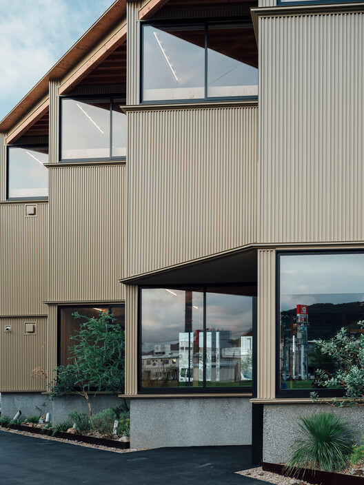 KItoNOKO – NIKKO HOME Group Hiroshima Office / ure LLC KItoNOKO – NIKKO HOME Group Hiroshima Office / ure LLC - Exterior Photography, Wood, Facade