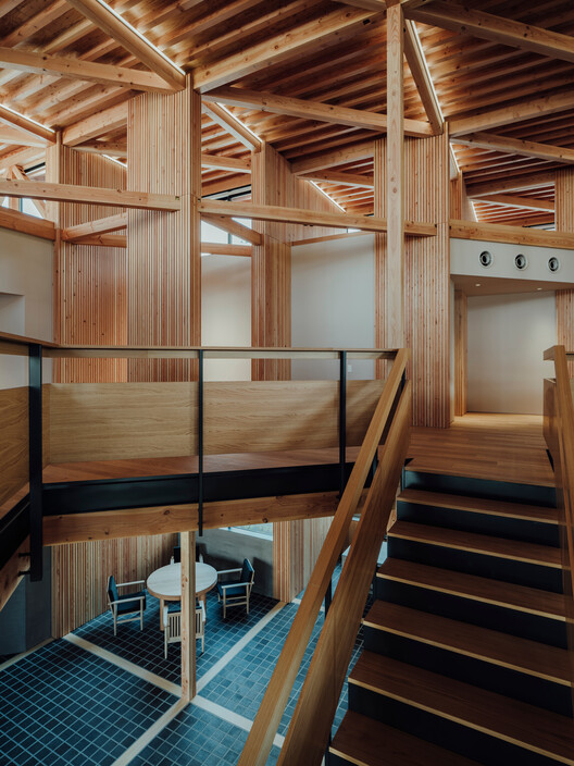 KItoNOKO – NIKKO HOME Group Hiroshima Office / ure LLC KItoNOKO – NIKKO HOME Group Hiroshima Office / ure LLC - Interior Photography, Stairs, Wood, Lighting, Beam