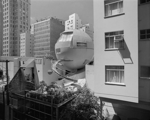 Eduardo Longo’s Futuristic Spherical House in São Paulo to Open for ABERTO5 Exhibition Eduardo Longo’s Futuristic Spherical House in São Paulo to Open for ABERTO5 Exhibition - Image 8 of 10